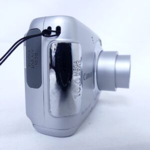 レンズが繰り出したCanon PowerShot A480の側面外観