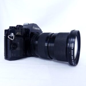 Canon A-1にFD 35-105mm F3.5を装着した前面斜めからの外観