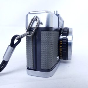 ストラップ付きのOLYMPUS-PEN PEN-EE Sを側面から見た外観