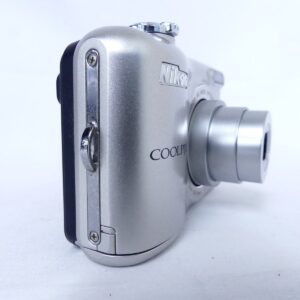 シルバーのNikon COOLPIX L28を側面から見た外観