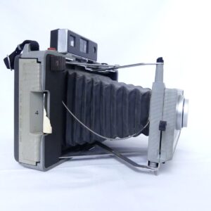 蛇腹を展開したPOLAROID AUTOMATIC 340 LAND CAMERAの側面外観