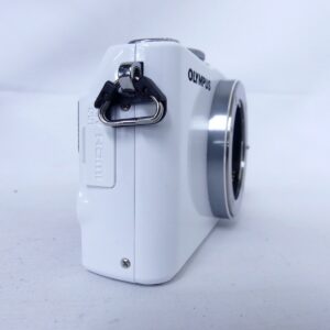 白いOLYMPUS PEN Lite E-PL3ボディの側面とストラップ金具