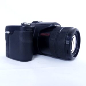 Panasonic LUMIX DMC-FZ30の正面斜めから見た外観と大型ズームレンズ