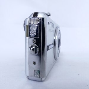 OLYMPUS FE-330 シルバーの側面、USB/AV OUT端子カバーが見える外観