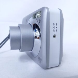 内蔵フラッシュとレンズ部が見えるCanon PowerShot A480の前面斜め外観