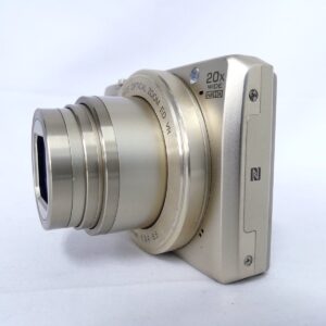 光学20倍ズームレンズを伸ばしたNikon COOLPIX S7000の正面斜め外観