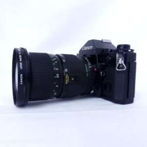 Canon A-1とFD 35-105mm F3.5の側面、鏡筒の焦点距離表示が見える状態