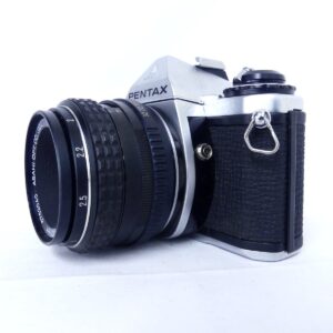 PENTAX MEとsmc PENTAX-M MACRO 50mm F4を正面側から見た外観
