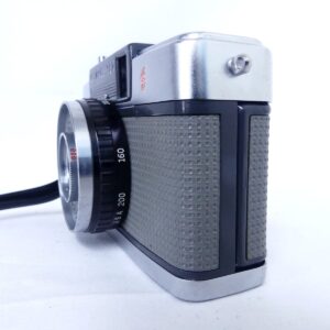 グレーの貼り革とレンズ鏡胴が見えるOLYMPUS-PEN PEN-EE Sの側面外観