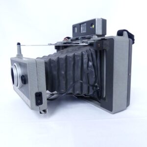 レンズボードとファインダーが見えるPOLAROID AUTOMATIC 340 LAND CAMERAの斜め前外観