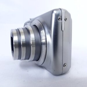 FUJIFILM FinePix F70EXR シルバーのレンズ側外観