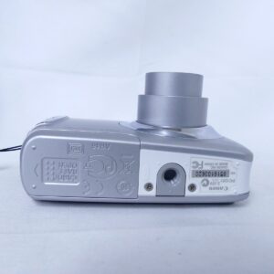三脚穴と電池室カバーが見えるCanon PowerShot A480の底面