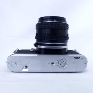 PENTAX MEとマクロレンズを底面側から見た外観