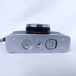 底面部とレンズ前部が写ったOLYMPUS-PEN PEN-EE Sフィルムカメラ