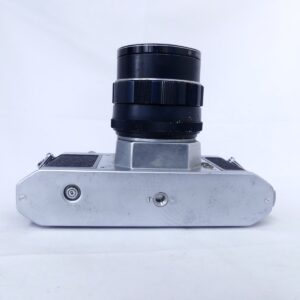 PENTAX S3と装着レンズを底面側から撮影した外観