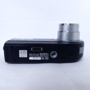 SONY Cyber-shot DSC-P150 ブラックの底面ラベルと三脚穴、伸びたレンズ