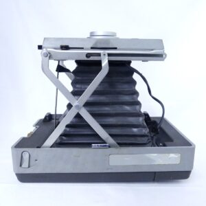 折りたたみ機構と蛇腹を正面から見たPOLAROID AUTOMATIC 340 LAND CAMERA