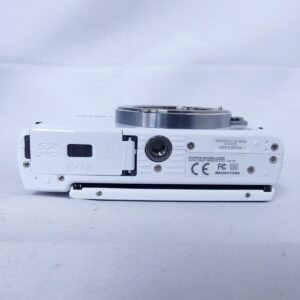 OLYMPUS PEN Lite E-PL3の底面、三脚穴とバッテリー室まわり