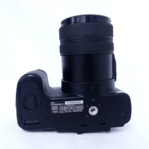 Panasonic LUMIX DMC-FZ30の底面とレンズ鏡筒を確認できる外観