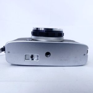 OLYMPUS-PEN EES-2の底面とレンズ鏡筒を写した外観