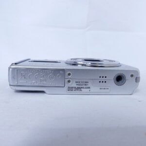 OLYMPUS FE-330 シルバーの底面、バッテリー室表示と三脚穴が見える外観